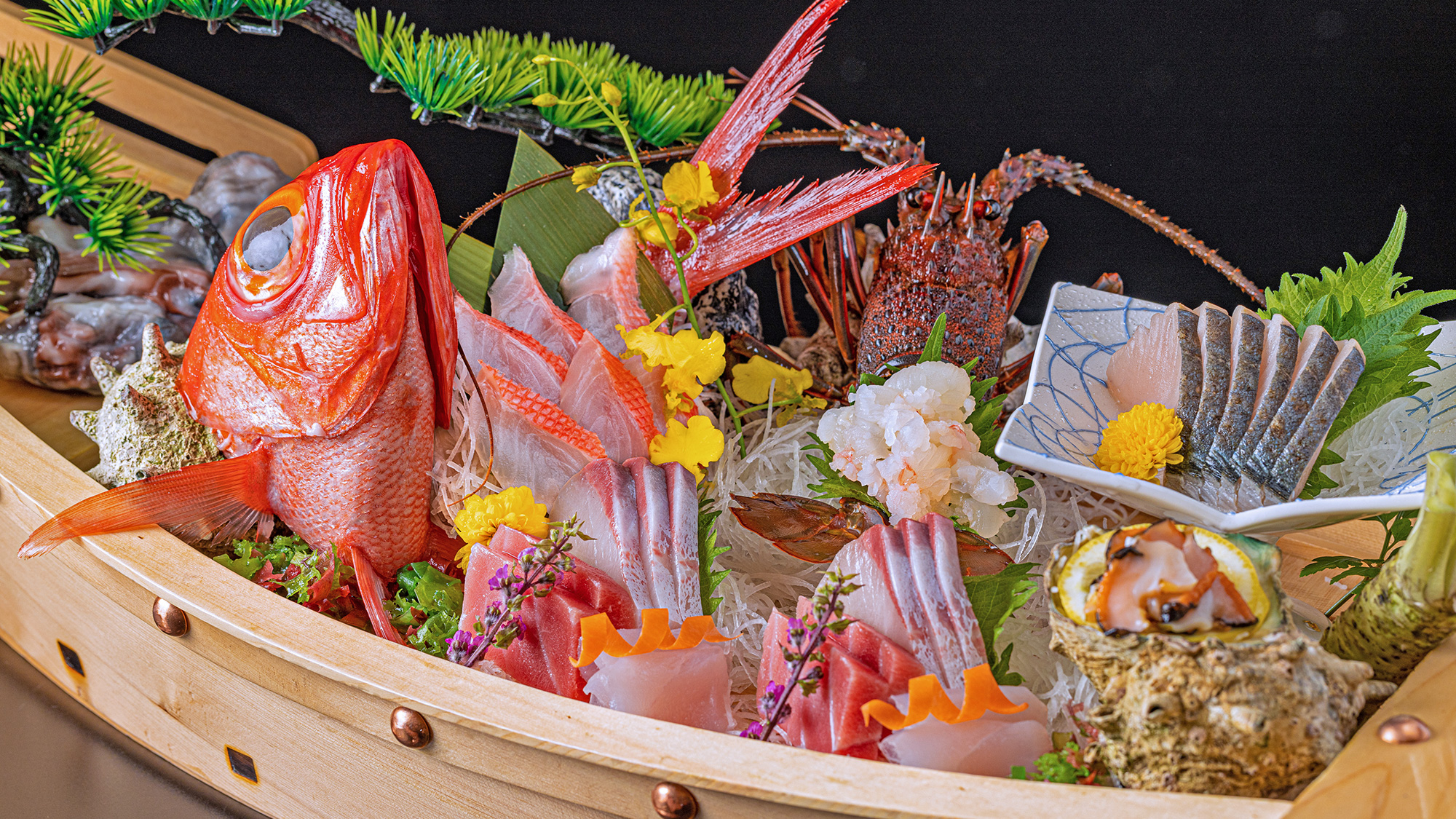 【ご夕食お料理一例〝造里〟】＜舟盛り＞季節の鮮魚盛り込み