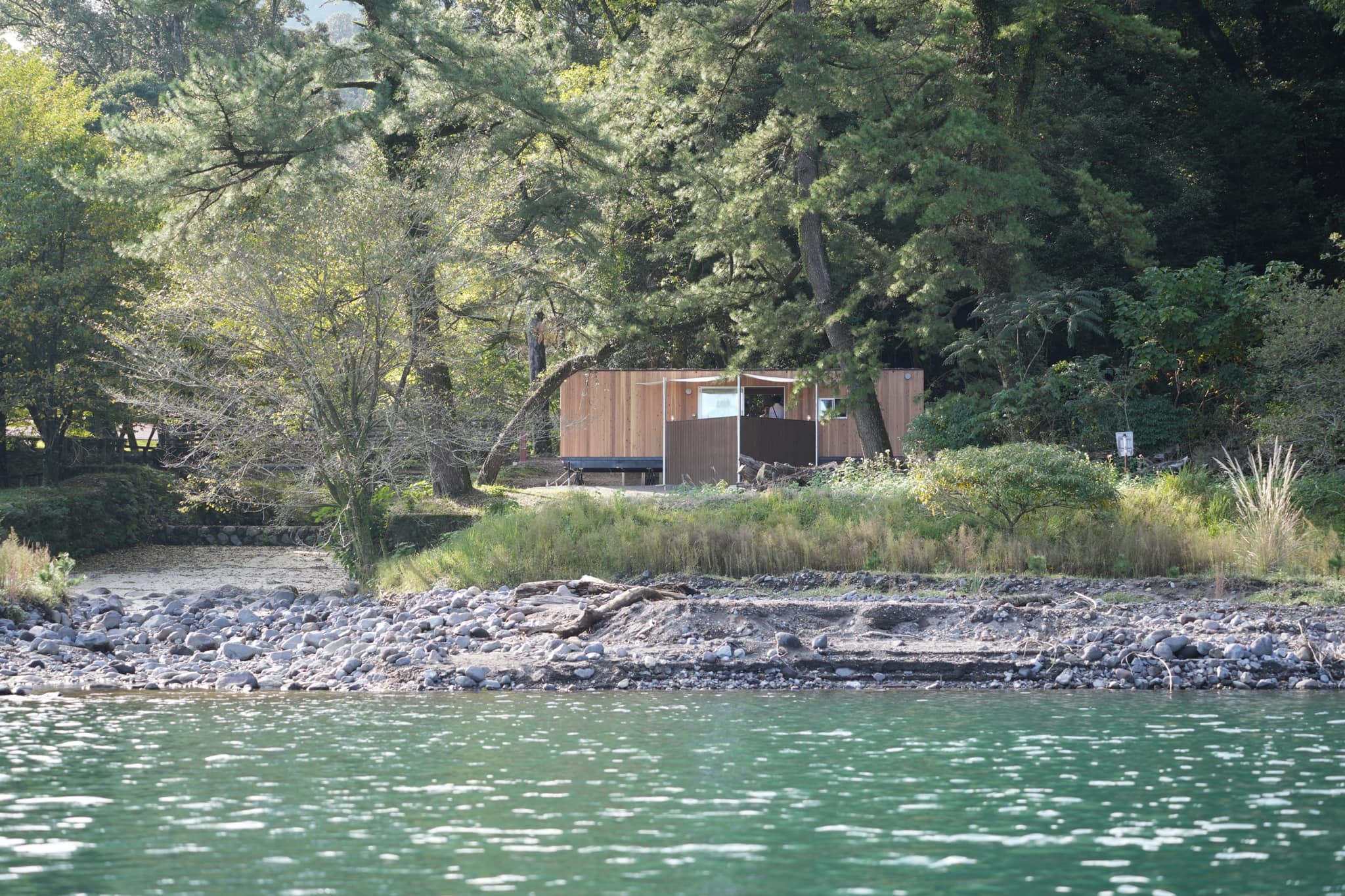 湖上から見たｽﾀｲﾙｷｬﾋﾞﾝ