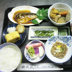 *【朝食全体例】温かいご飯、みそ汁、おかずで、しっかり一日の栄養補給！