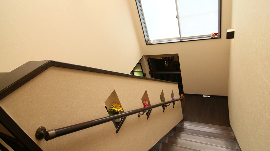 館内◆階段をのぼると客室となります
