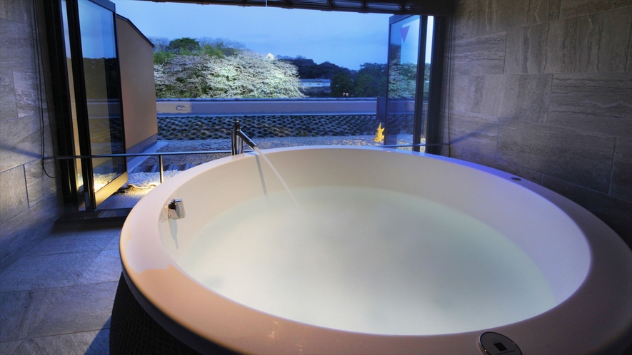 半露天風呂付スーペリアツインルーム／彦根城を眺めながらの入浴をお楽しみください。
