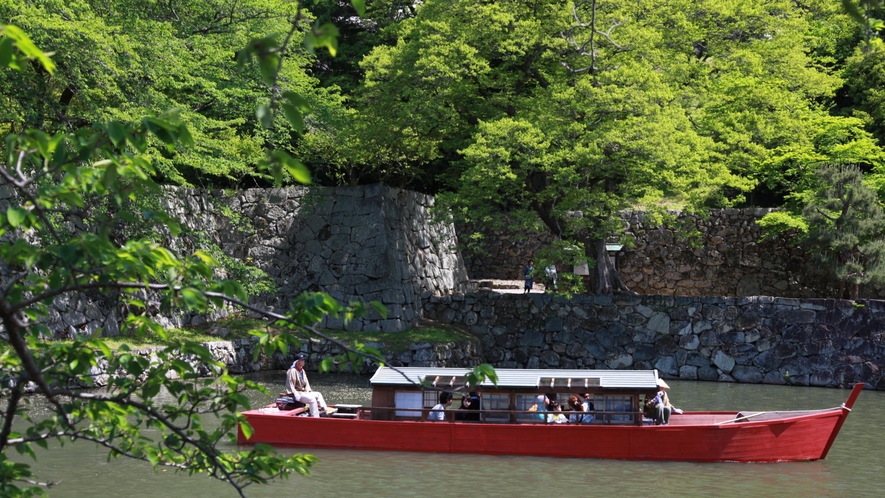 【彦根城】新緑の中の屋形船