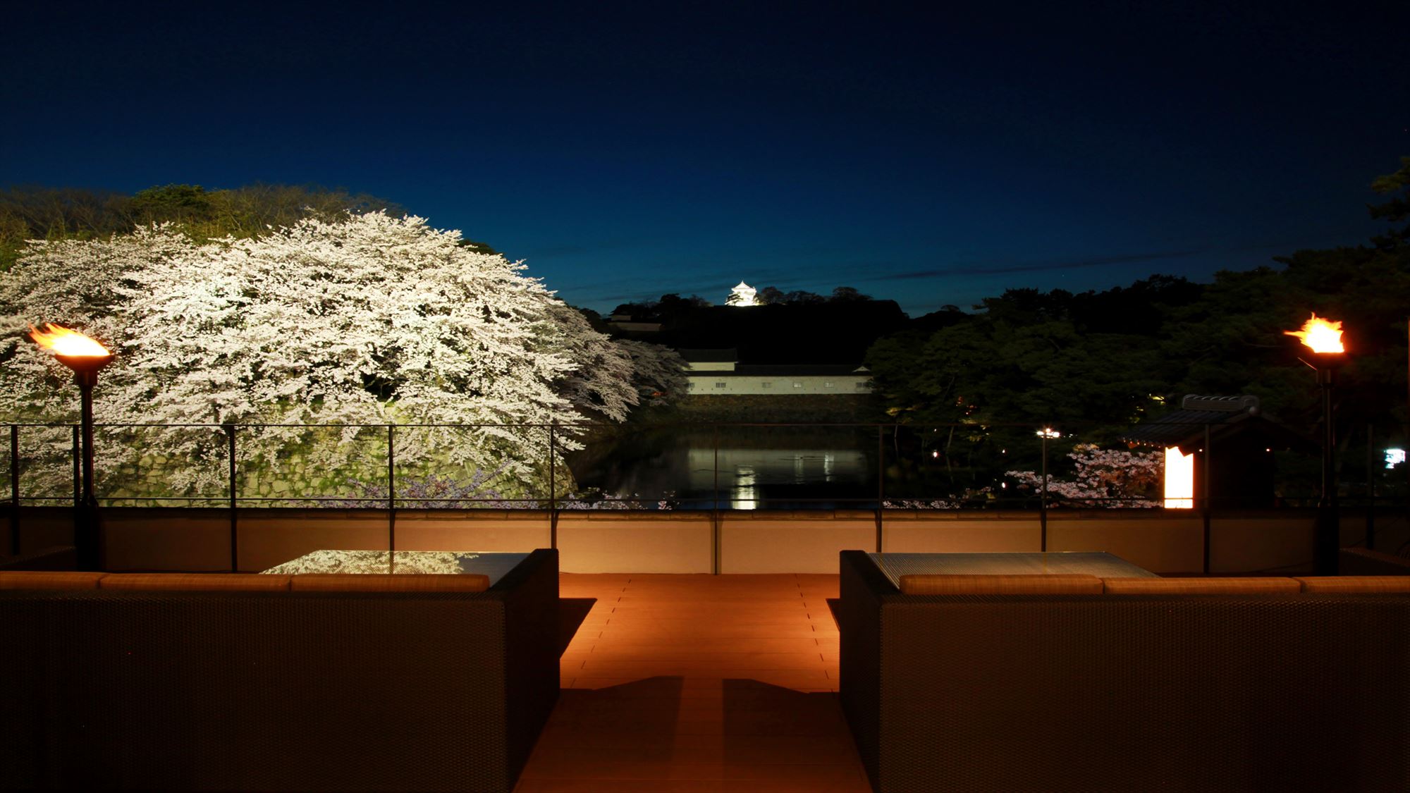 城見のテラス／満天の星空を眺めながら静かでゆったりとした大人の時間をお過ごしいただけます。