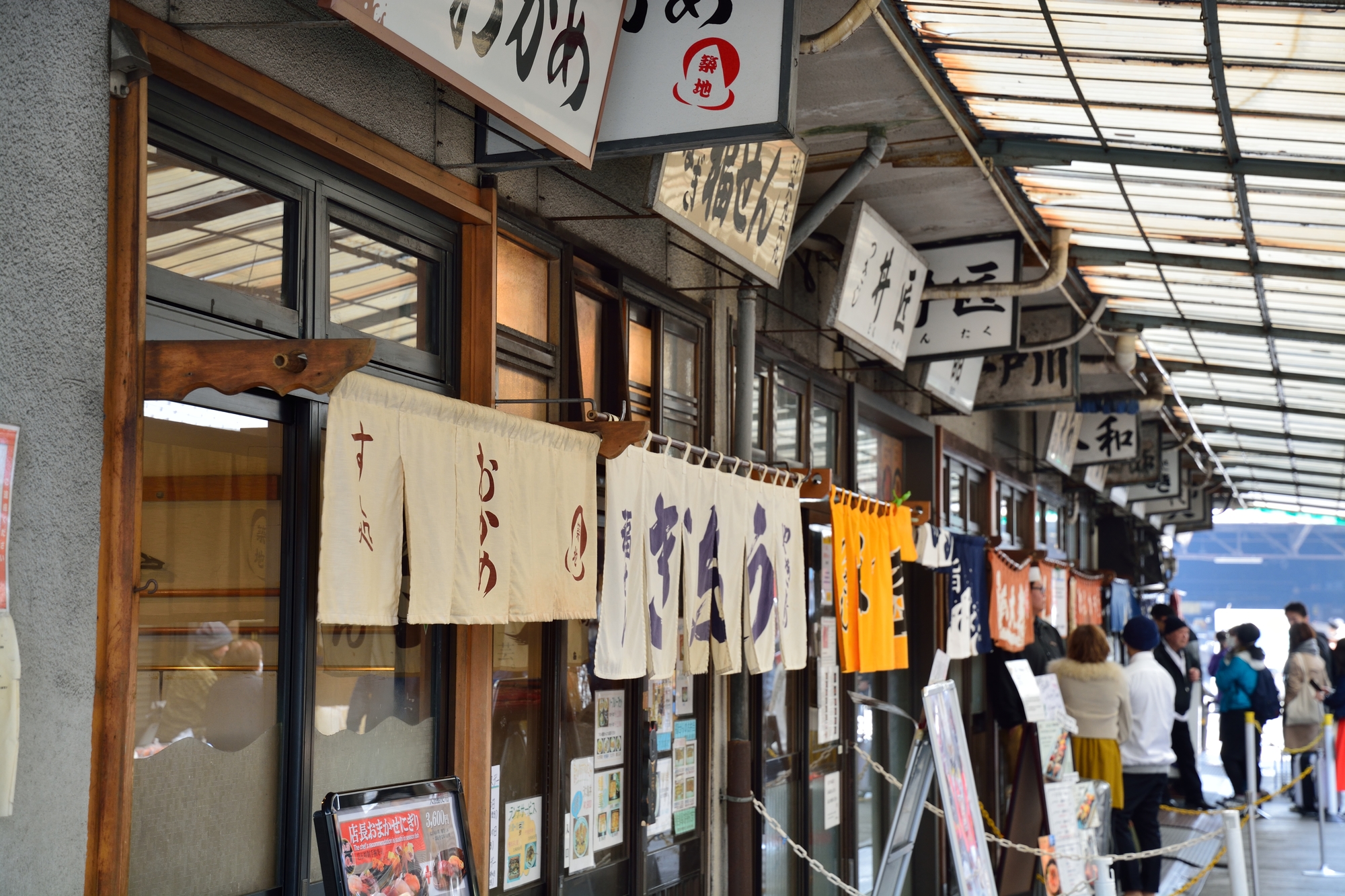 築地の飲食店は早朝から営業しています