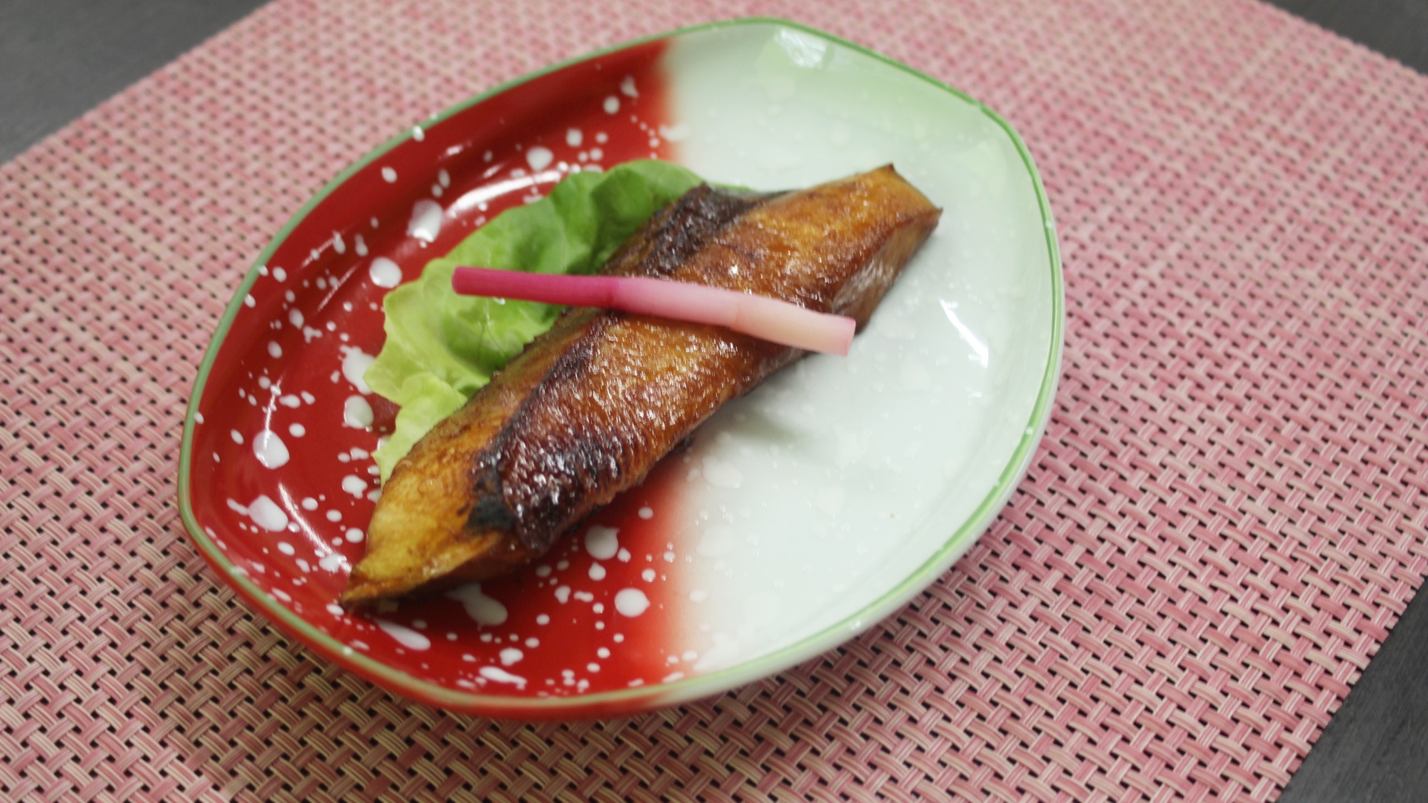 【夕食一例】旬のお魚を甘辛く調理した焼魚。温かい状態でご賞味ください。