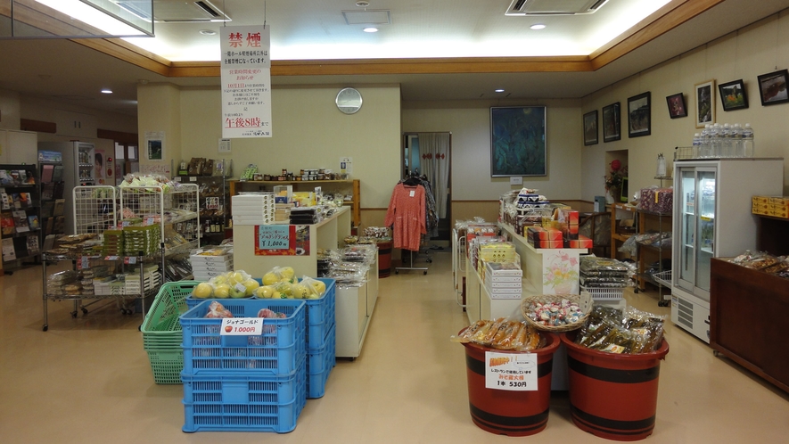  【施設】玄関を入ってすぐの所には、お土産・地元の野菜やお米等販売しております★