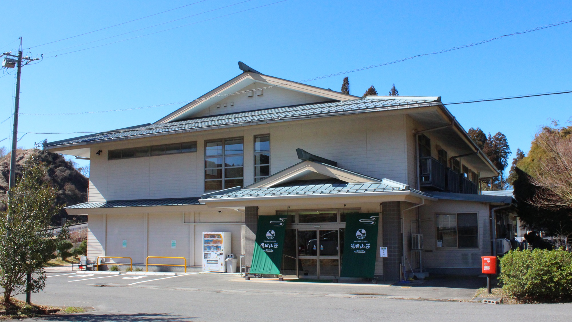 【外観】山陰自動車道安来ICより40分、奥出雲の仙境に位置する秘湯の宿です♪