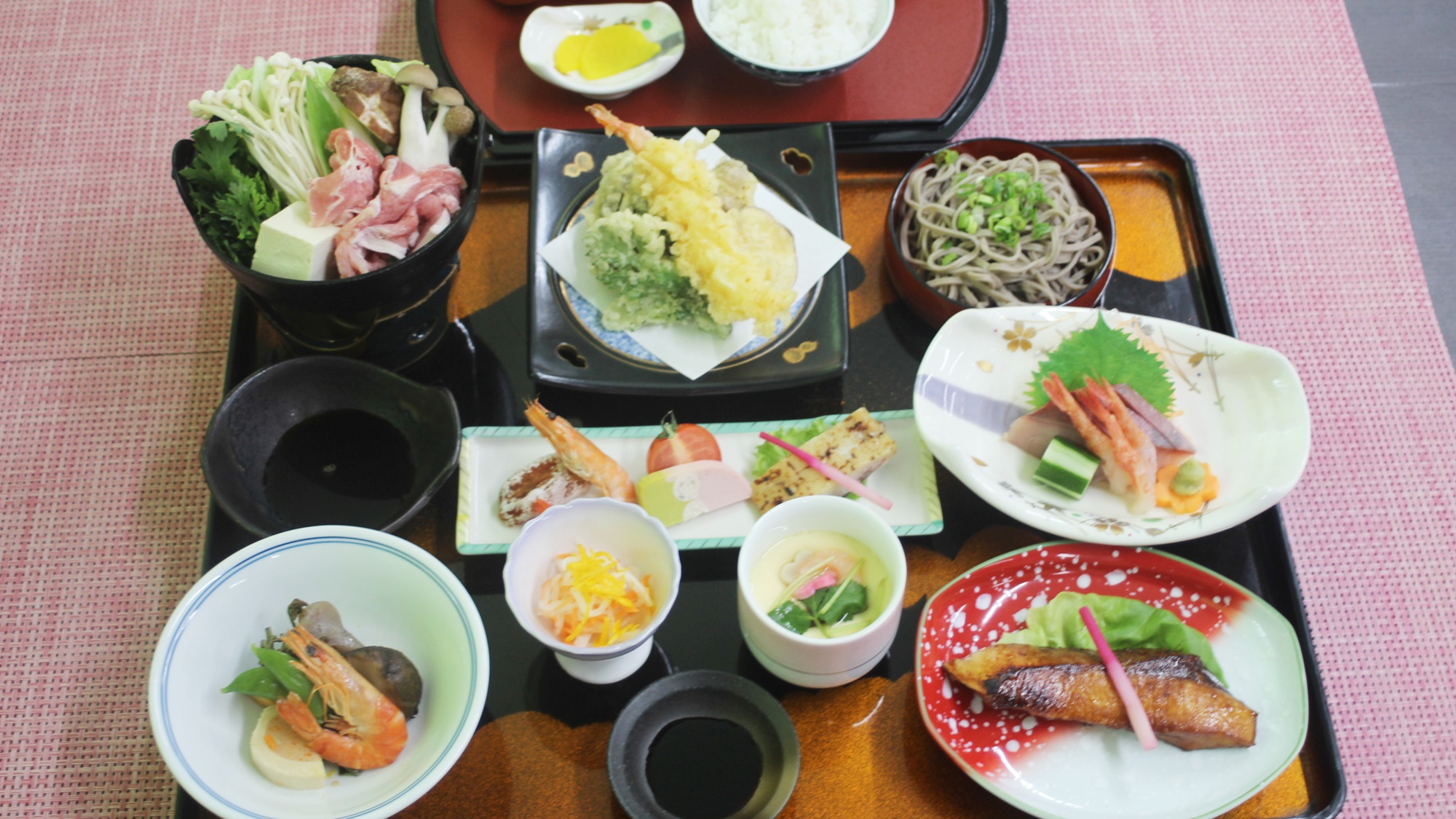 【夕食一例】地元で採れたお魚や旬の食材を使用した全11品の会席料理です。