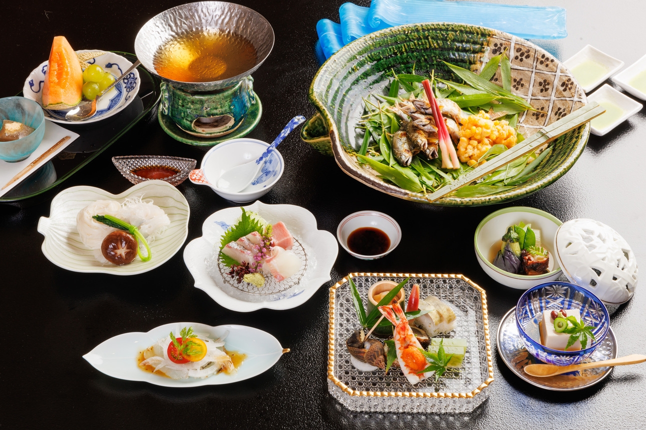 鹿鳴山荘(客室風呂付）指定《朝夕部屋食》板長の技光る「 特別会席」プラン