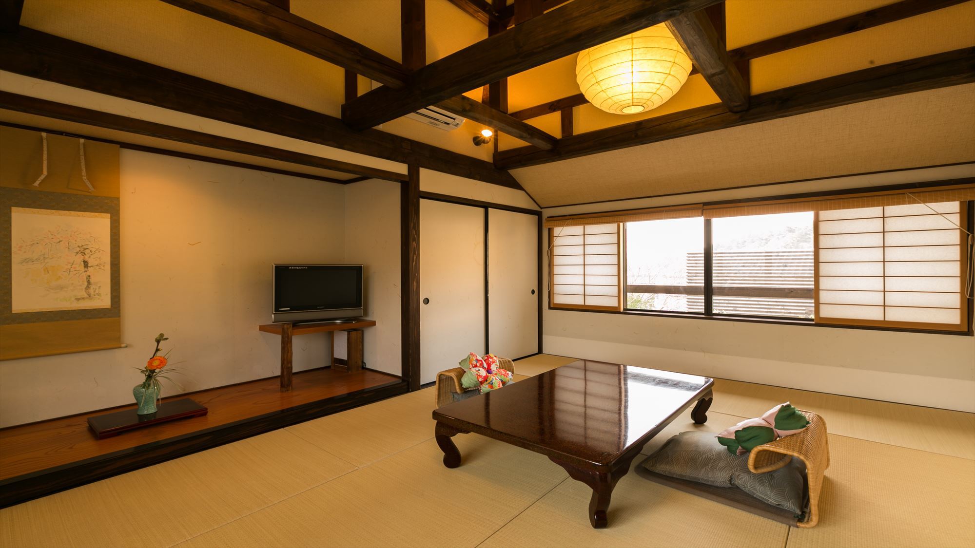鹿鳴山荘風呂付き客室【菖蒲】ロッジ風の天井の梁が特徴です