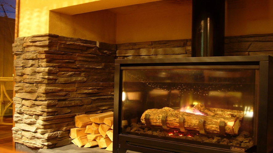 別館鹿鳴山荘ラウンジの暖炉冬には穂が入って暖か
