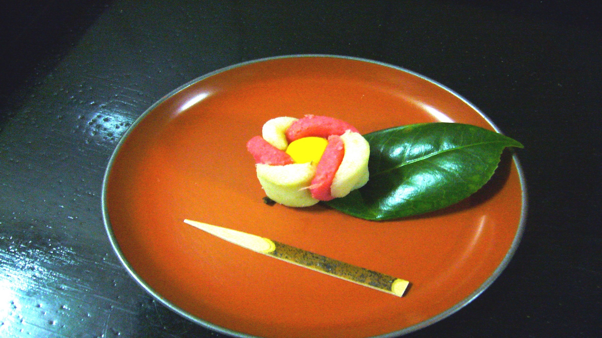 修二会　こぼれ椿