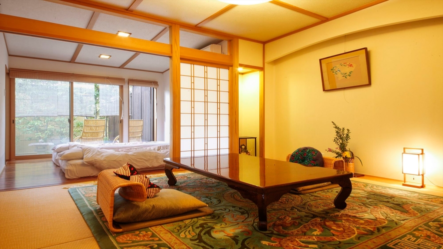 竹の間は寝室と寛ぎスペースがセパレート。ウッドデッキで湯上りに夕涼みもして頂けます