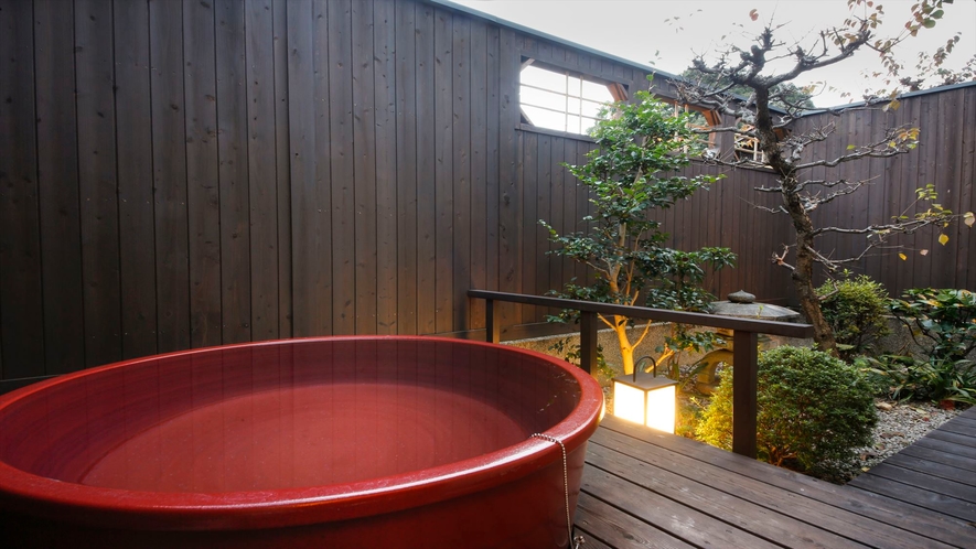 鹿鳴山荘　梅　露天風呂が赤い陶器のお風呂です。春には庭の紅梅がふくいくと薫ります