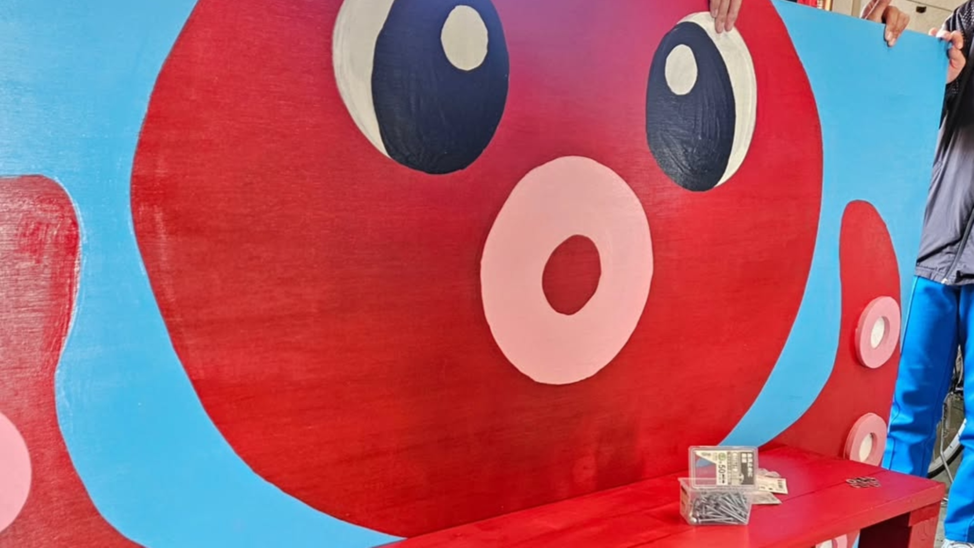 ＊日間賀島の東港の切符売り場の 中に設置されたベンチ