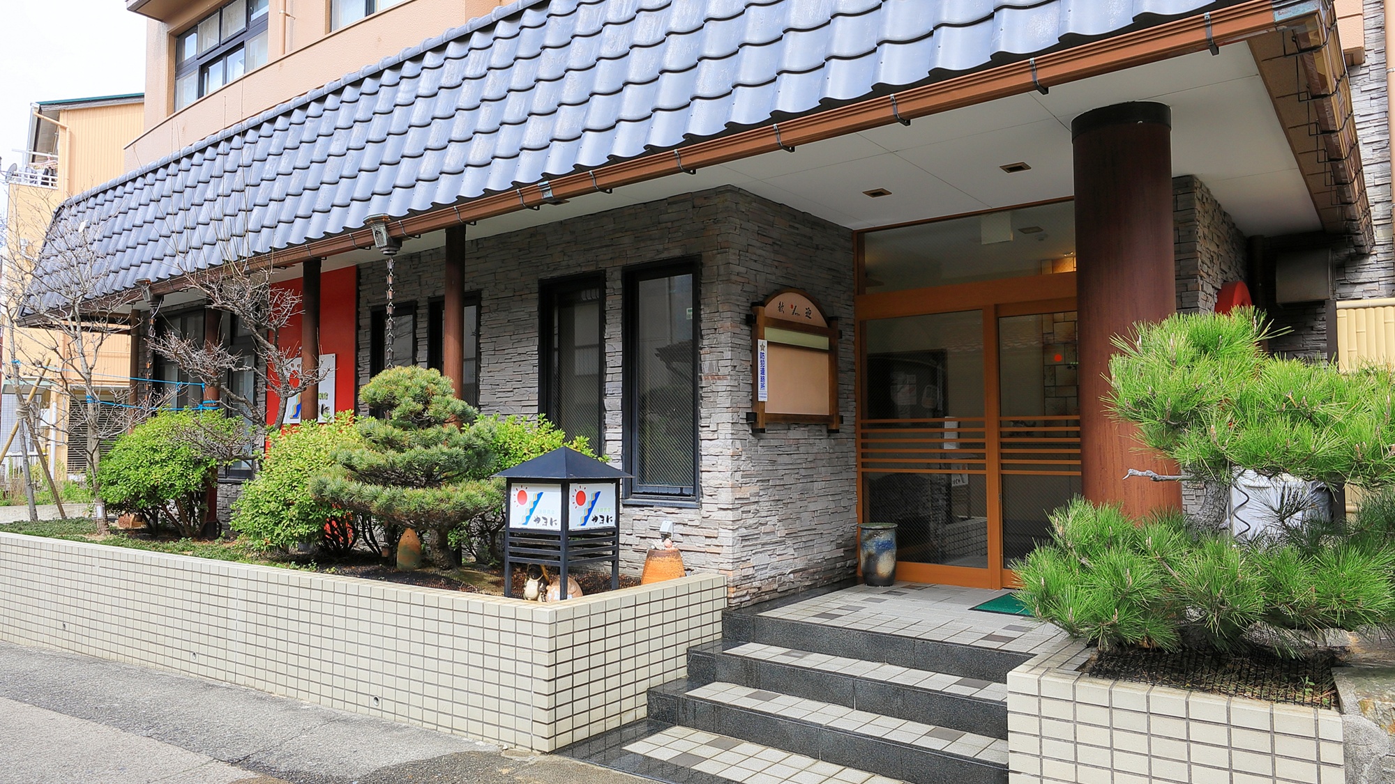 ＊【外観】日間賀島西港より徒歩3分。島らしい路地の先にございます