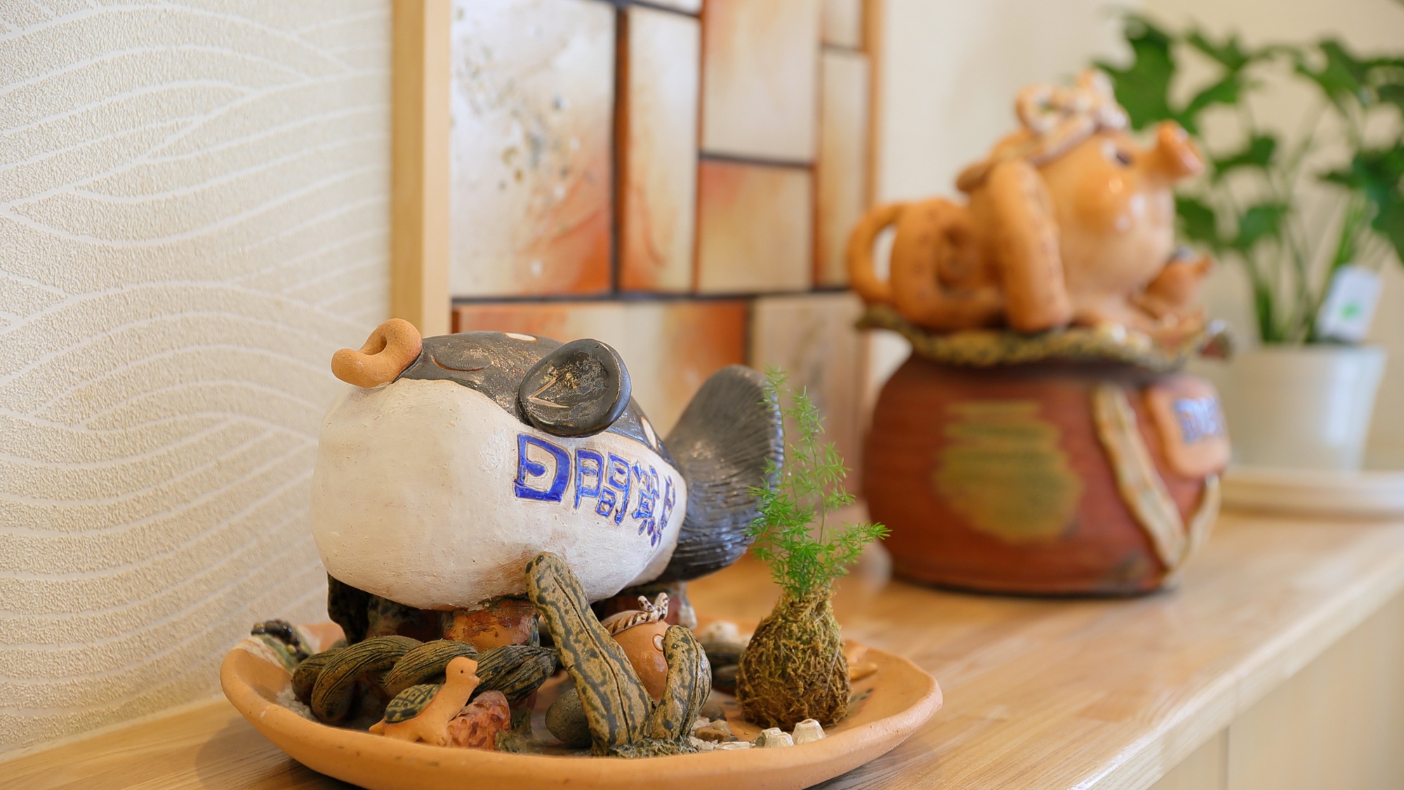 ＊いたるところに日間賀らしい置物が皆様をお出迎え。