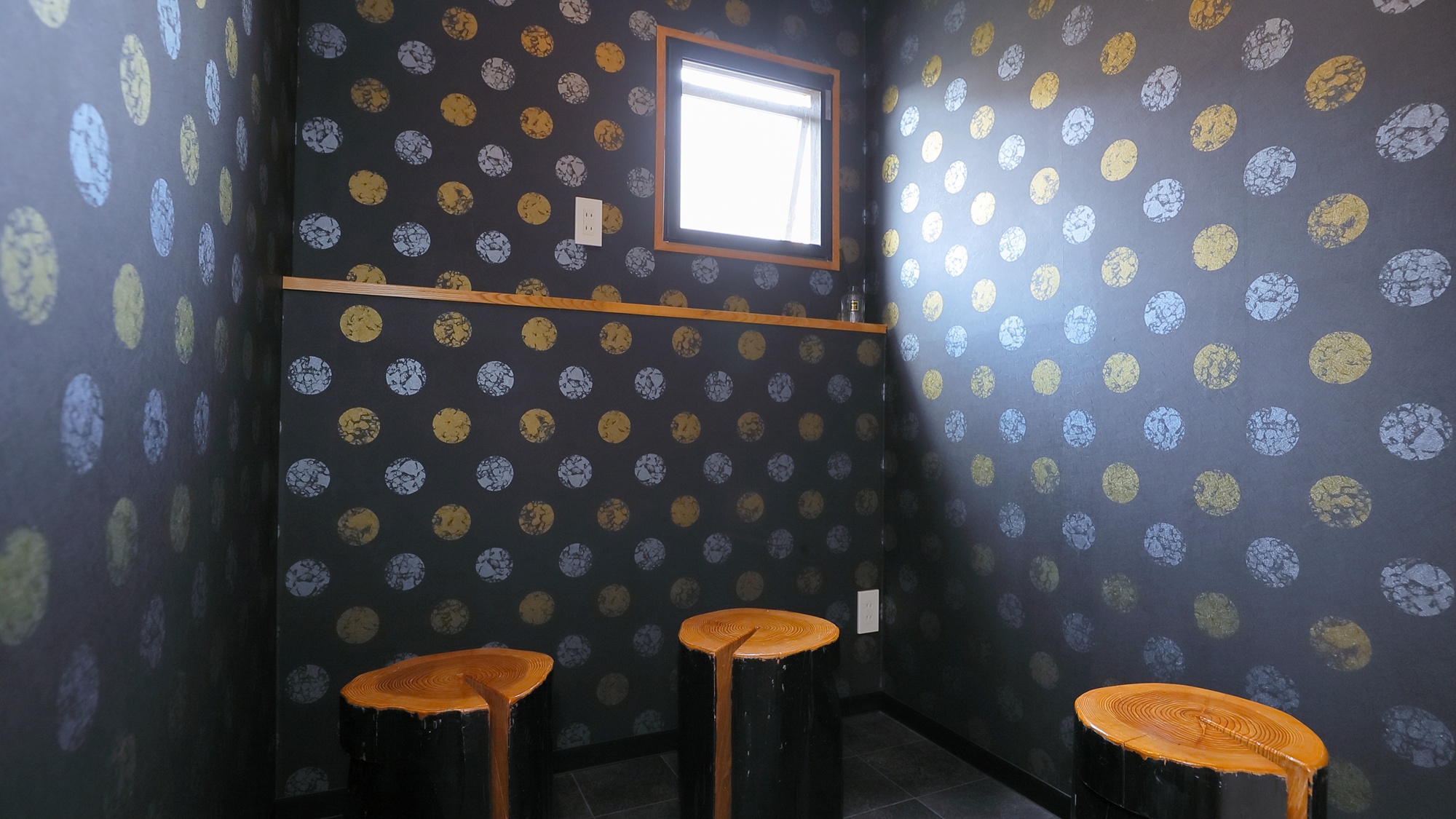 ＊【喫煙室２階】お部屋から出てすぐのところにございます。