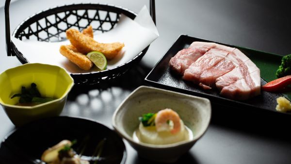 森の中の一軒宿でリトリート旅♪うる肌温泉と県産ブランド上州麦豚を頂く季節事のお食事をどうぞ１泊２食