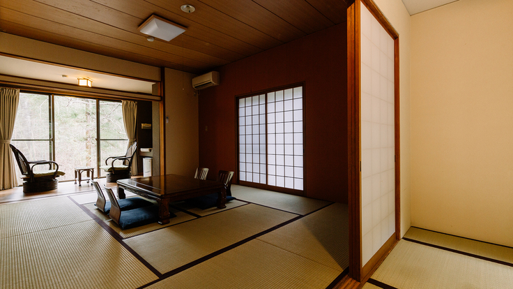 ・広縁付き1０畳和室は角部屋で窓が３方にあります。