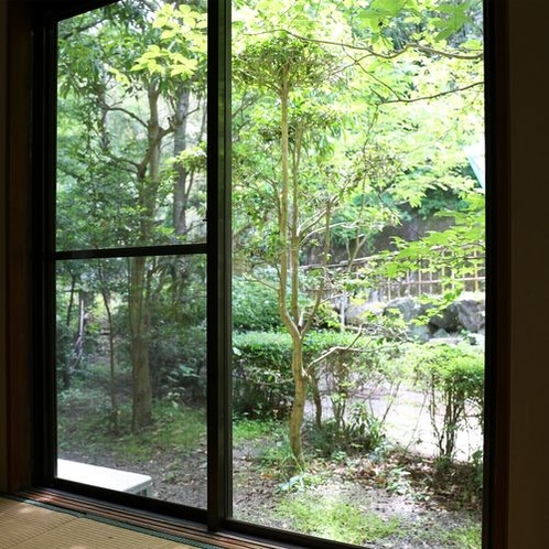 ★10畳和室からの景色です。お庭を眺めながらのんびり過ごして