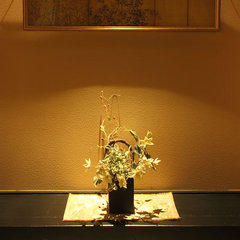 館内にはセンスの良い調度品が並ぶ