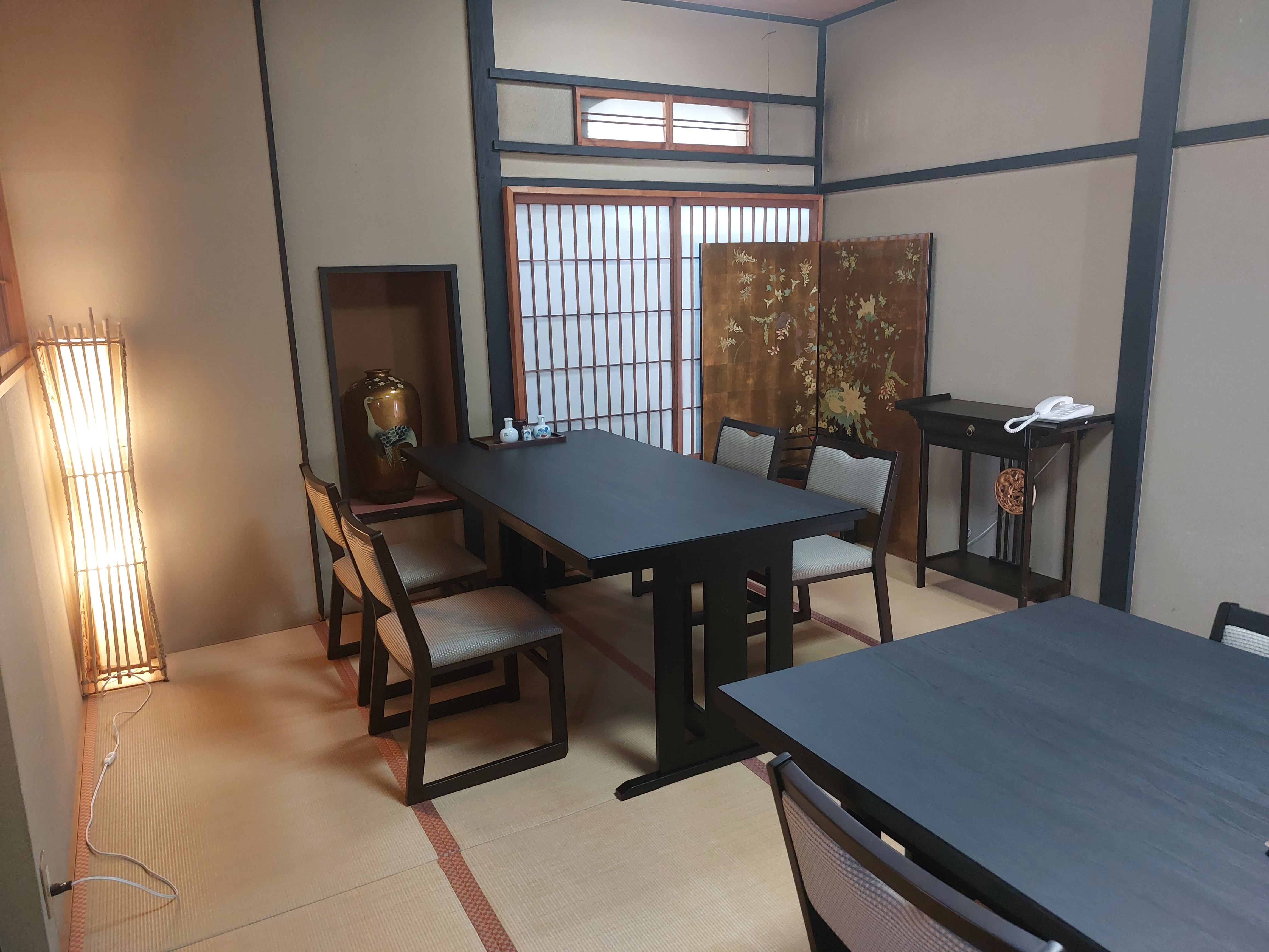 ご会食場はすべてテーブル椅子仕様　大宴会場もテーブル椅子です　ごゆっくりとお召し上がりいただけます