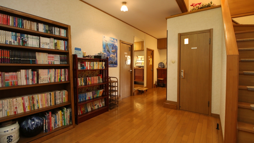 #浴室前の書棚コーナーでは文庫本や漫画などの貸出をしています
