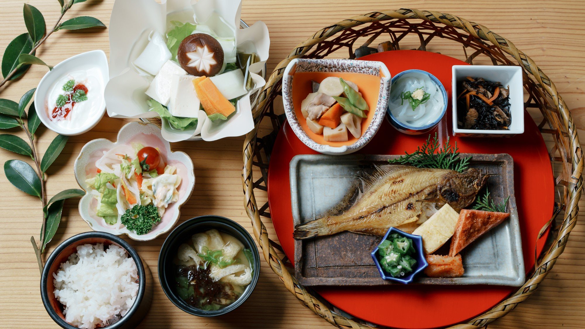 【ご朝食】焼き魚をはじめ、バランスよい食材をかごに詰め込みました