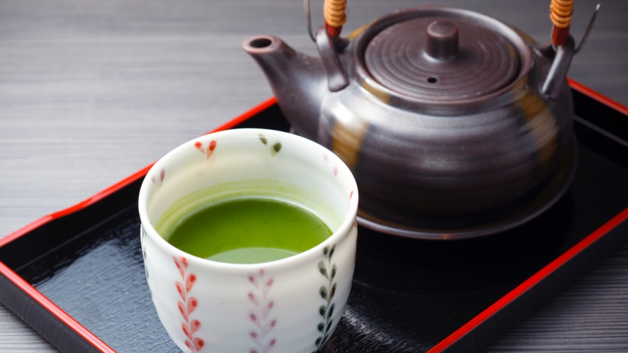 【サービス】おもてなしの心を添えて。午後からの専用ラウンジでは日本茶もございます。