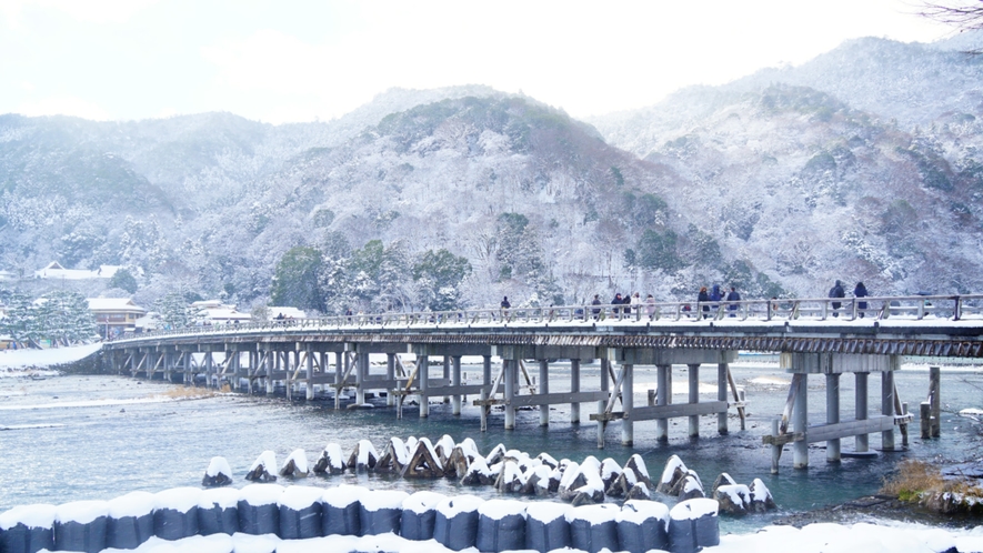 【嵐山・渡月橋】大堰川に架かる嵐山のシンボル橋 夏には有名な鵜飼が行われる(電車約41分)