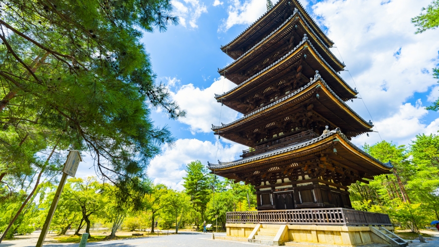 【 仁和寺・五重塔 】皇室と縁が深い世界遺産に指定された真言京御室派の総本山(バス約50分)