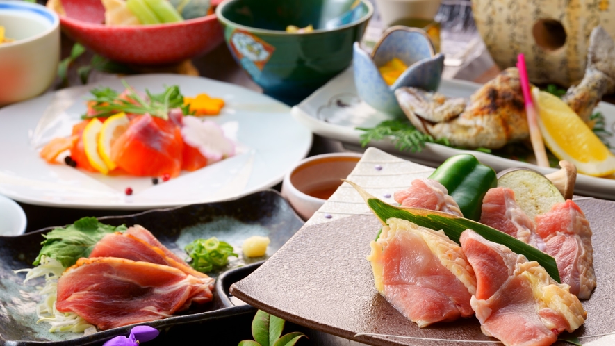 大分ブランド「冠地鶏」。地鶏本来の旨味を味わえる岩塩プレート焼きと刺身で♪