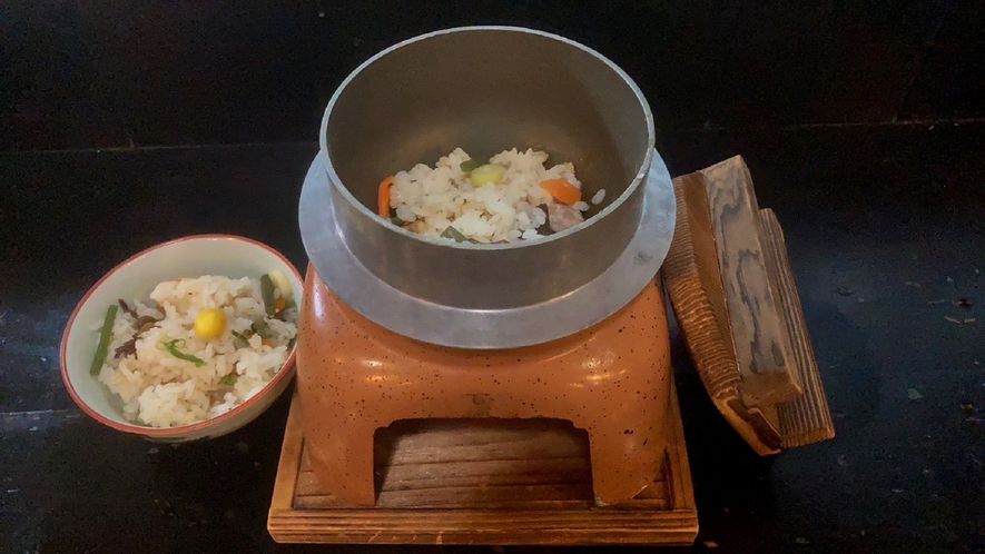 豊富な山菜の釜めし。ちょっぴりおこげが2度美味しい。