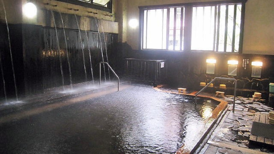 打たせ湯「うたせ大浴場」２ｍの高さから落ちる日本一の打たせ湯です。