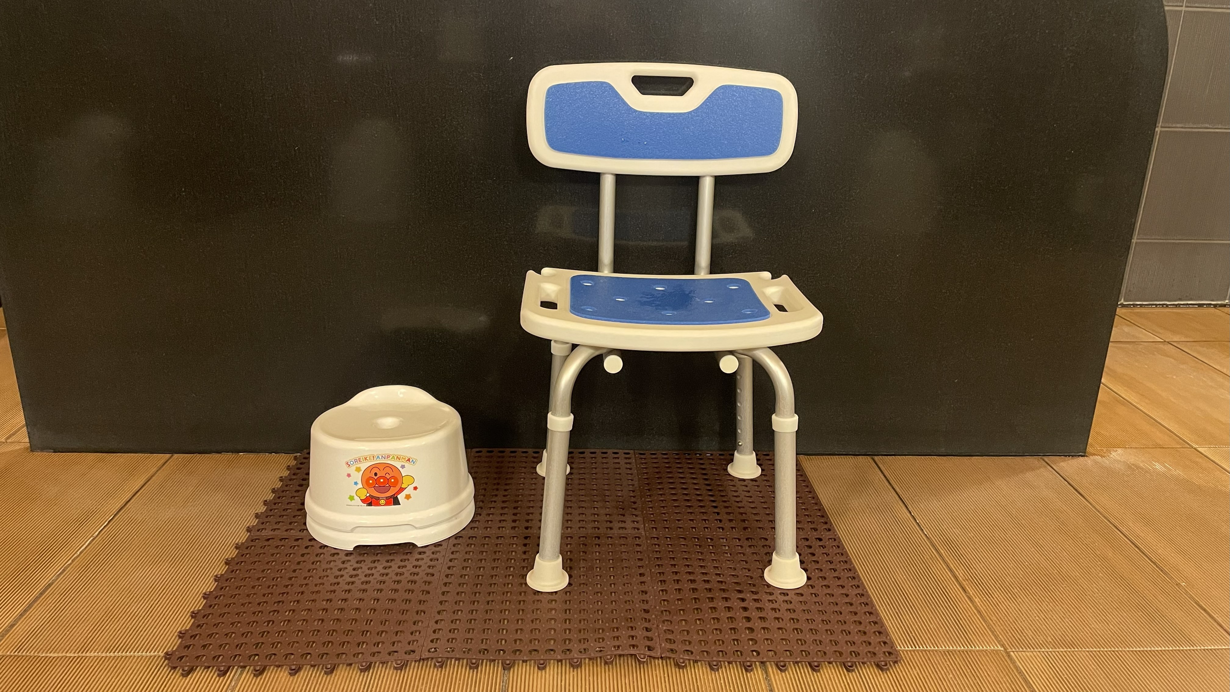 女性大浴場：シャワーベンチ・お子様用イス