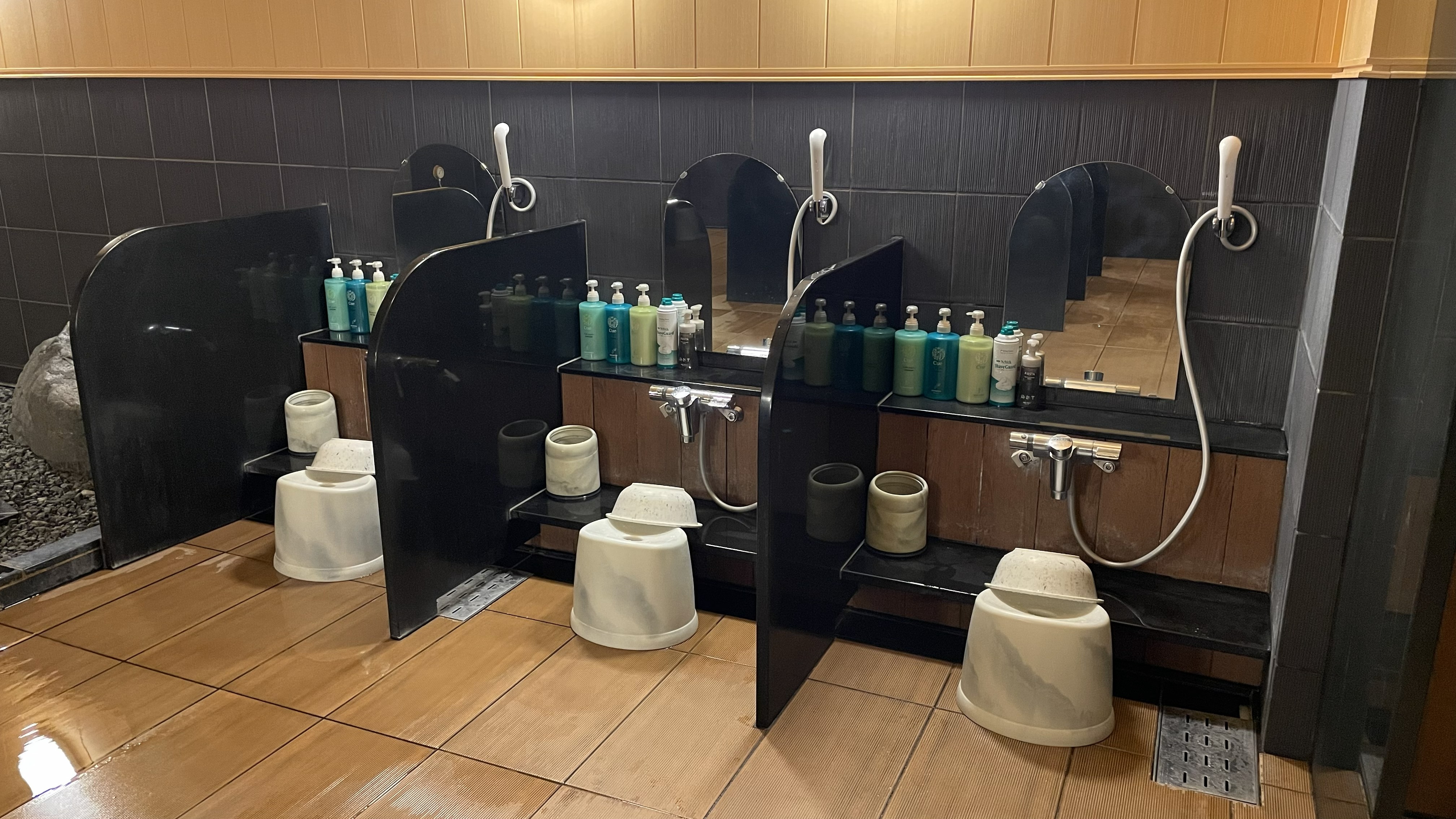 男性大浴場：洗い場（14ヶ所）