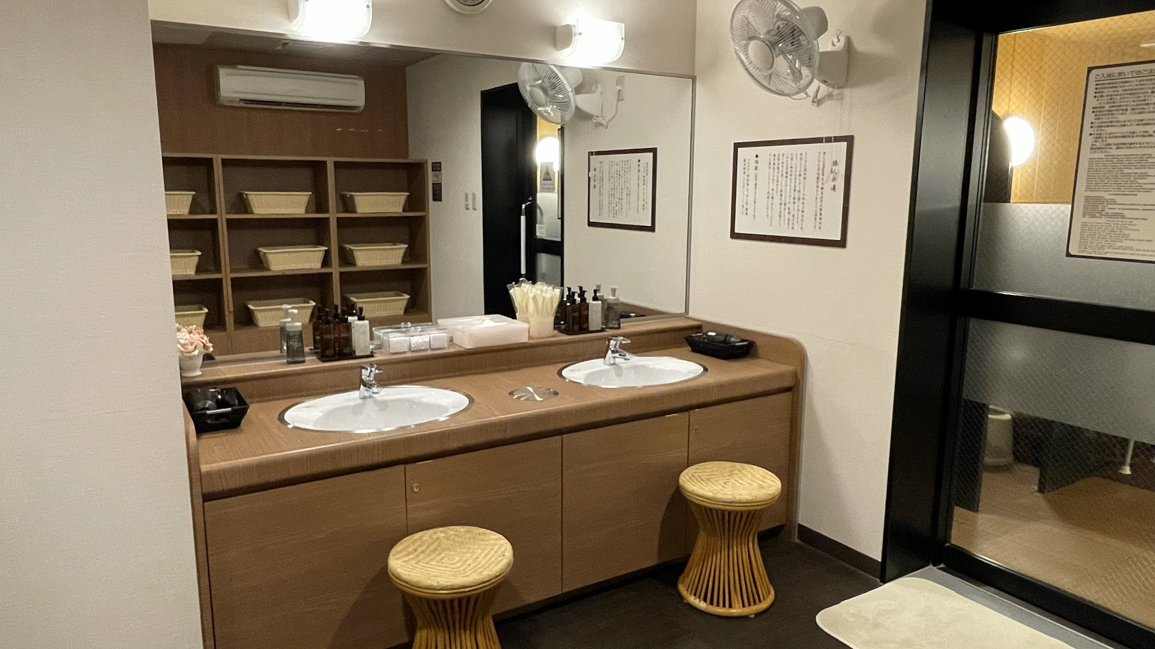 女性大浴場：洗面台（2ヶ所）