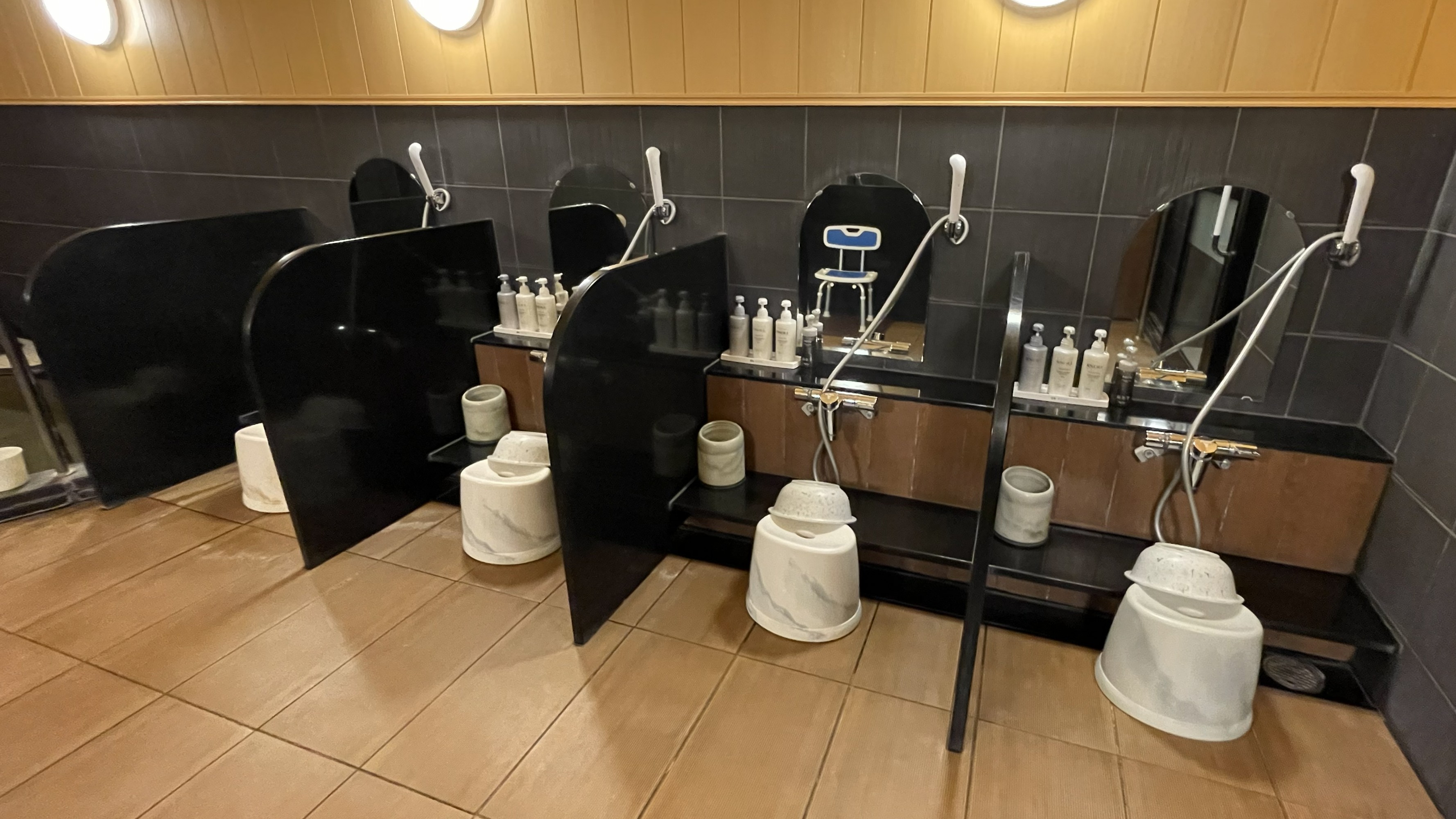 女性大浴場：洗い場（6ヶ所）