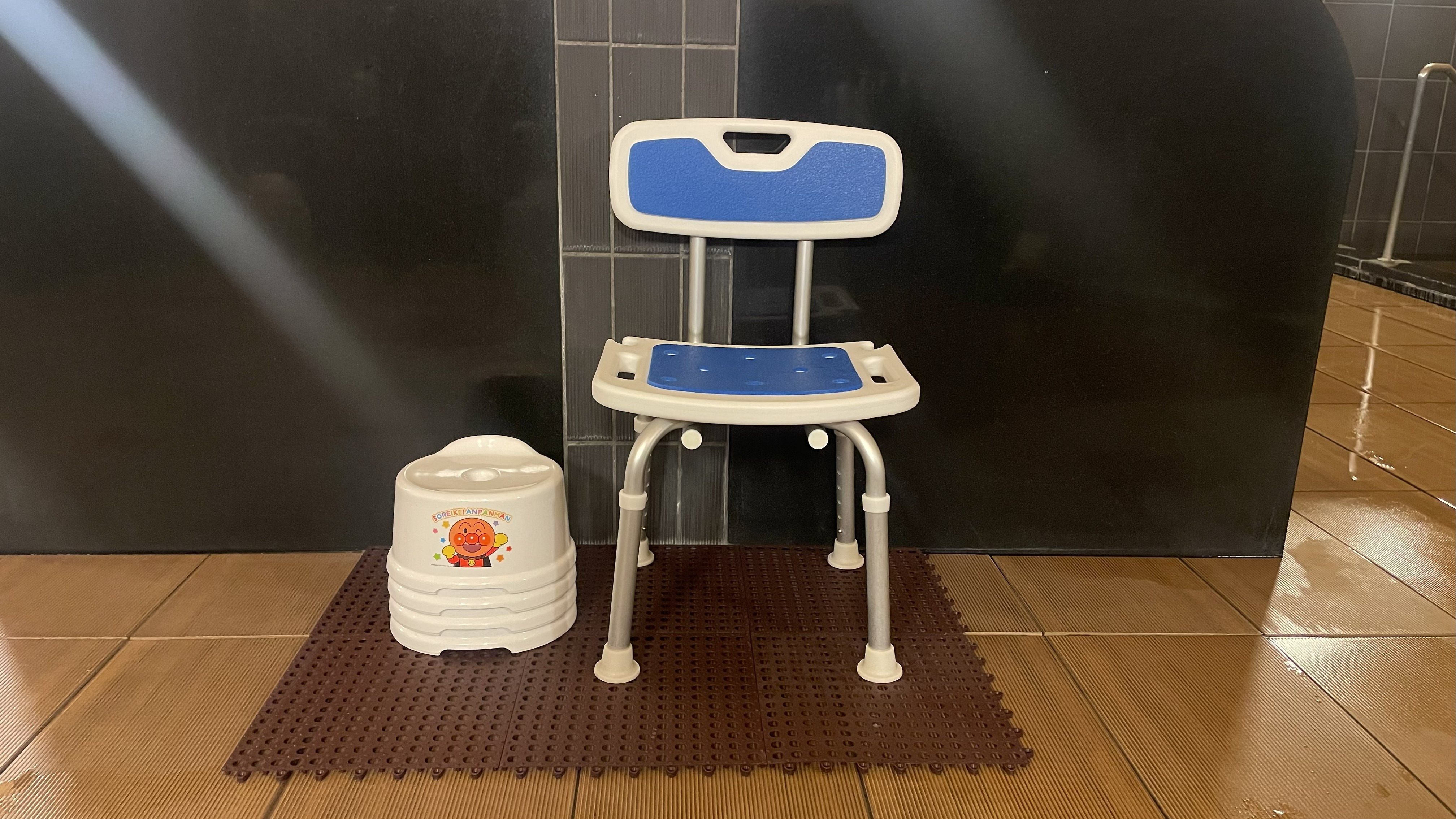 男性大浴場：シャワーベンチ・お子様用イス