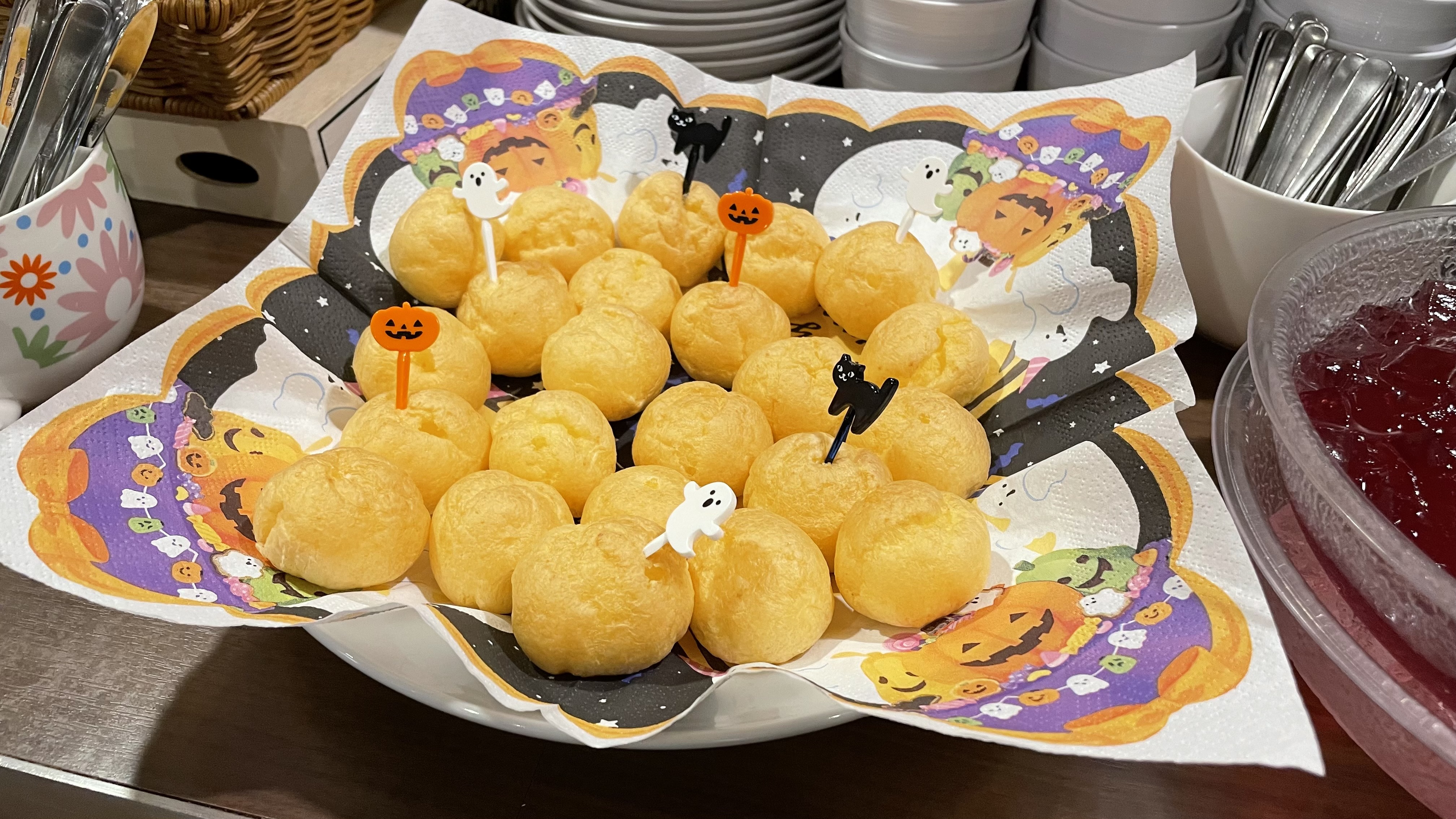 ◇朝食　10月ハロウィンメニュー【プチシュークリーム】