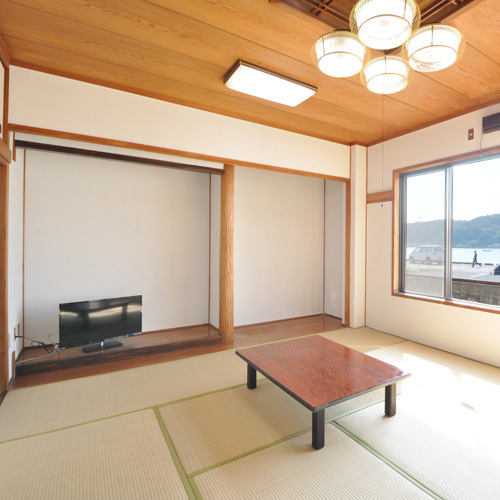 [Japanese-style room on the 1st floor, 10 tatami mats] The sea is right there.