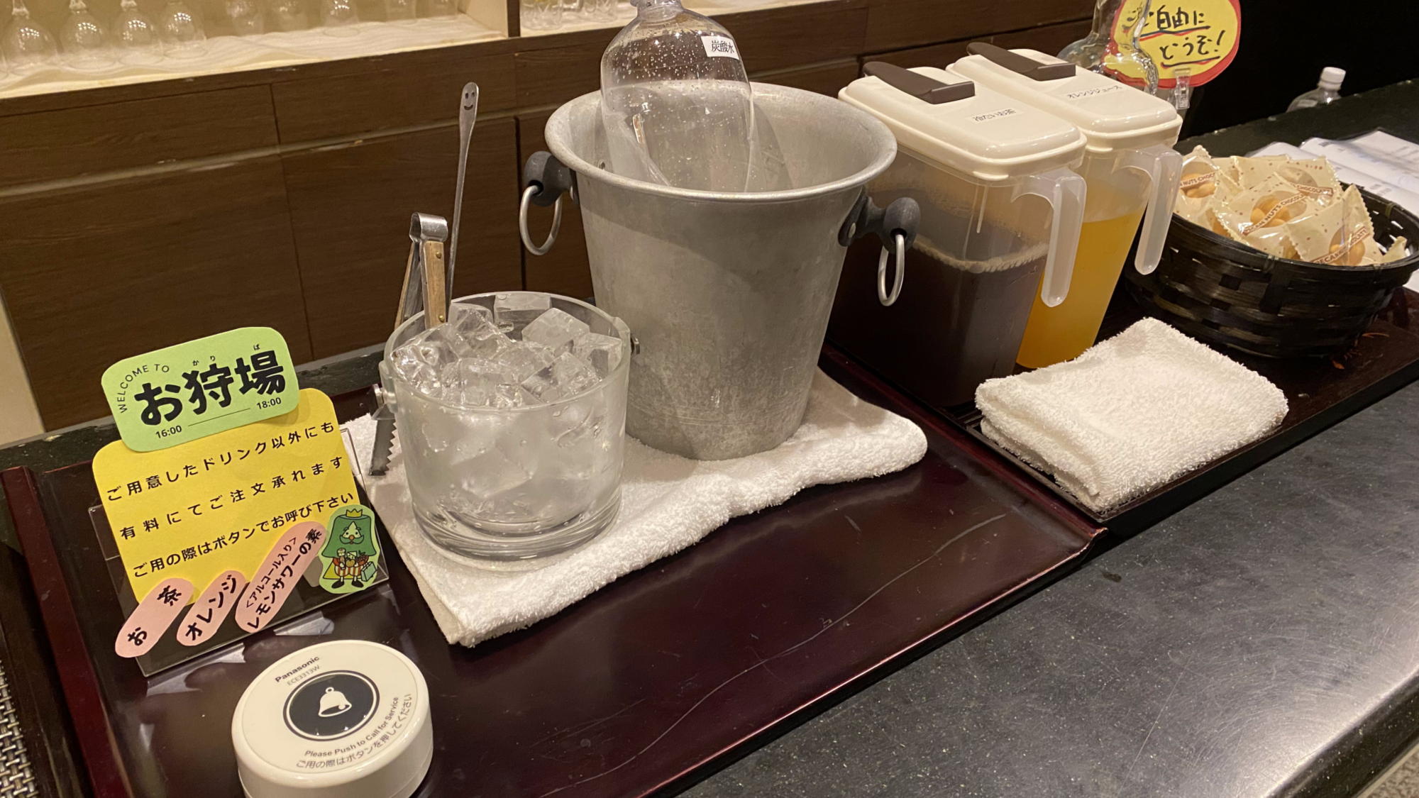 【お狩場タイム】どこか懐かしい雰囲気のお狩場（おかりば）で、お食事前のひとときをお過ごし下さい。