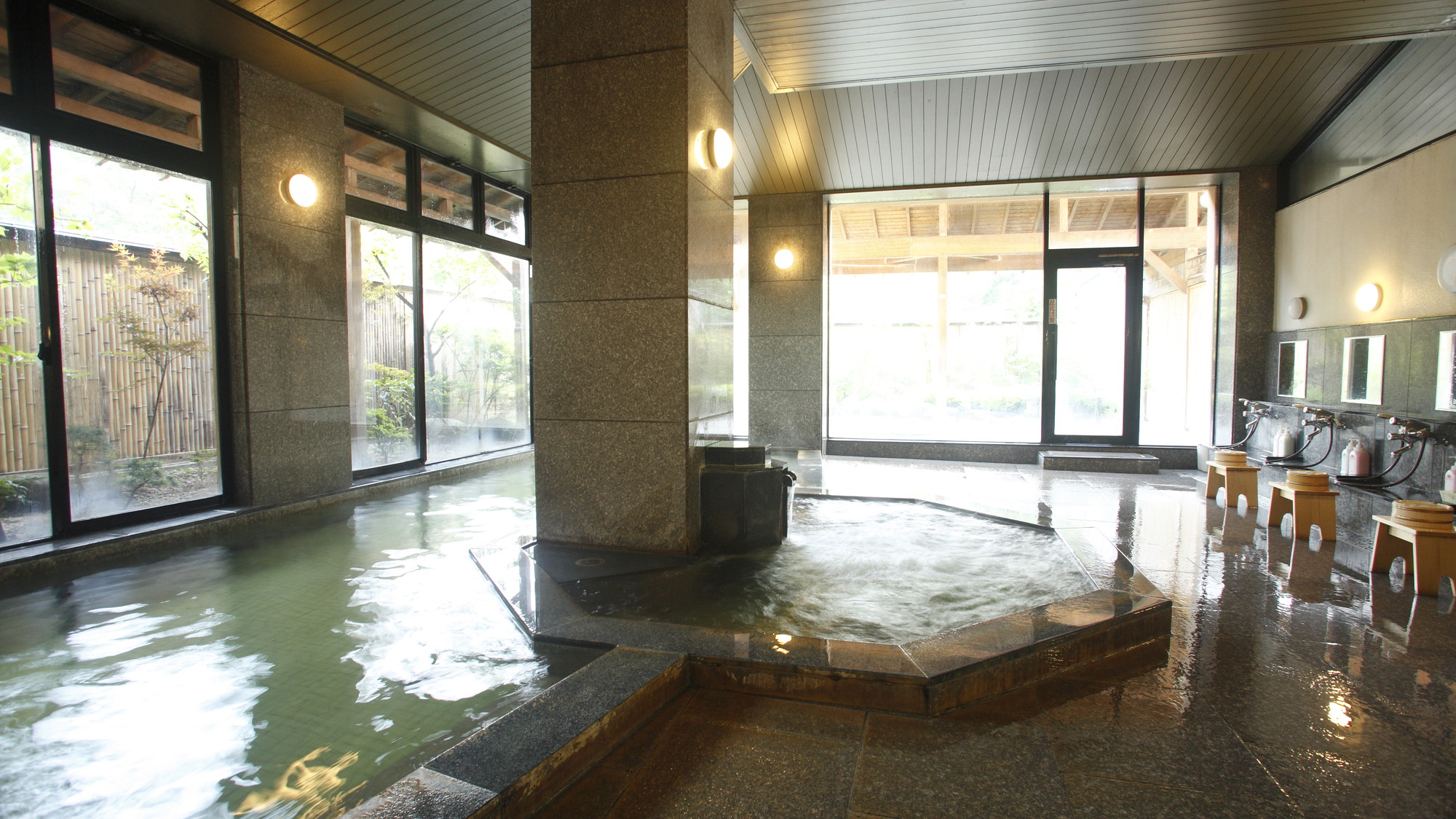 【大浴場】泉質は「炭酸水素塩泉」でお肌ツルスベを実感できます。（男女入替制）