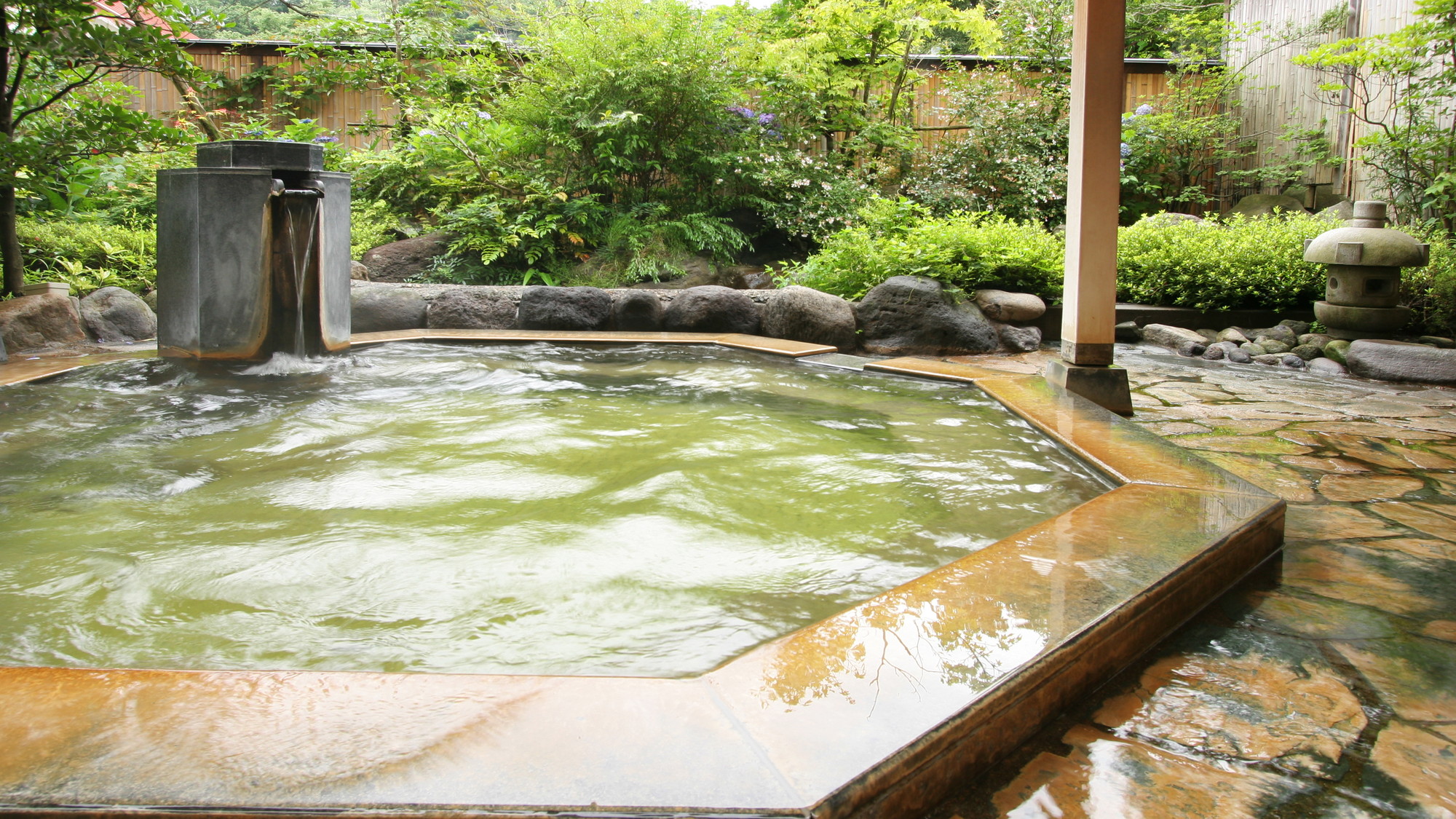 【欣欣の湯】宮城蔵王の新緑に囲まれながらの露天風呂を、お楽しみください。