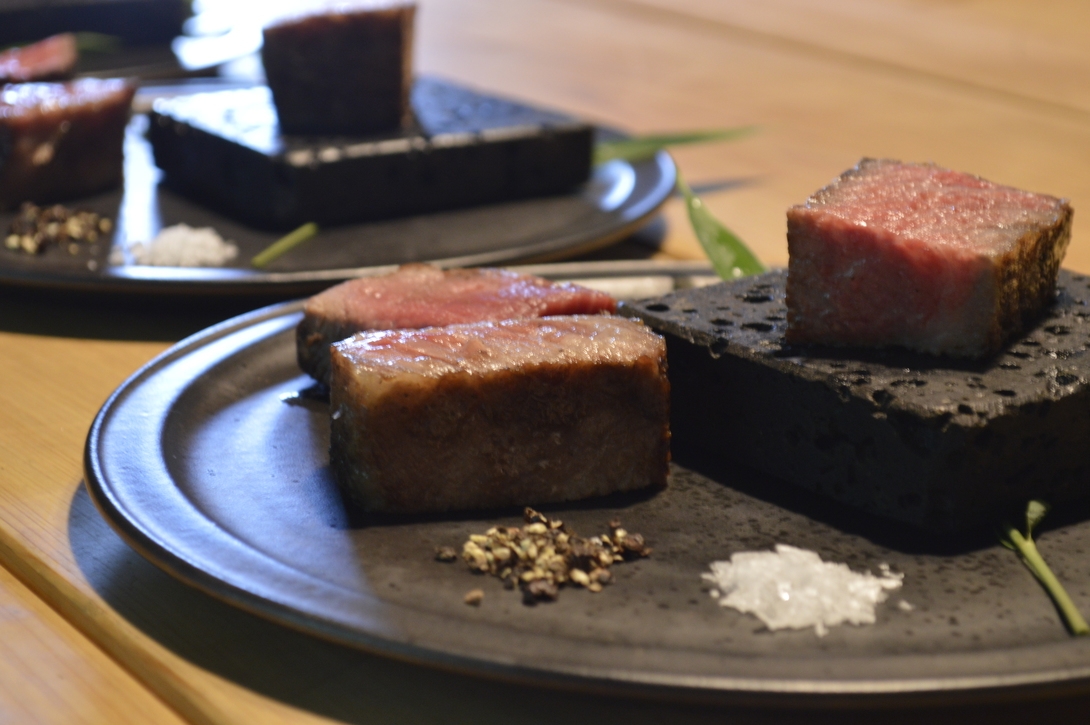 【直火熟成肉／HINOMORI】手島竜司シェフ監修　炎が生む豪快さと繊細さで地元食材を五感で愉しむ