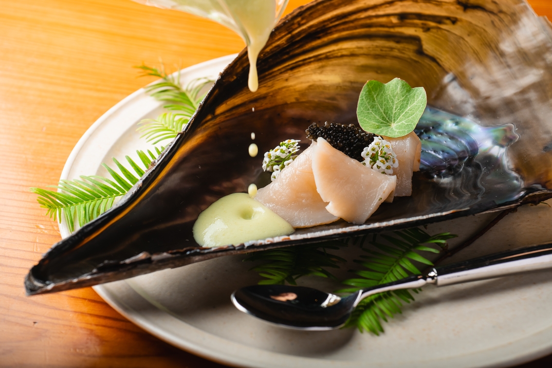 【直火熟成肉／HINOMORI】手島竜司シェフ監修　炎が生む豪快さと繊細さで地元食材を五感で愉しむ