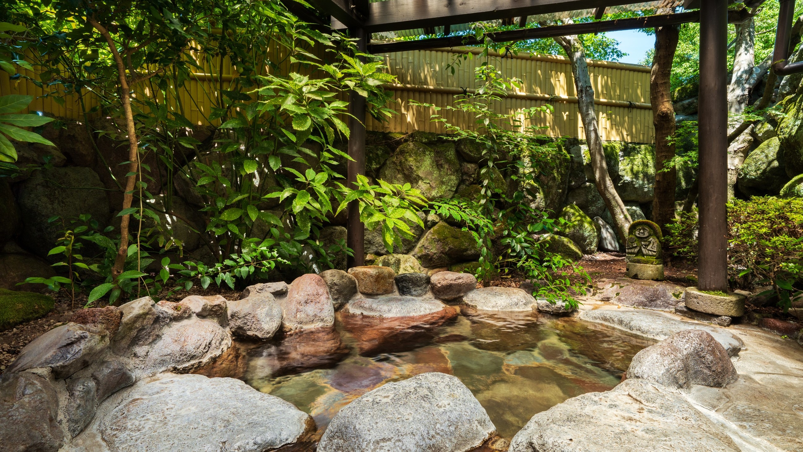 【一戸建て】露天風呂付離れ（16畳）ひまわり