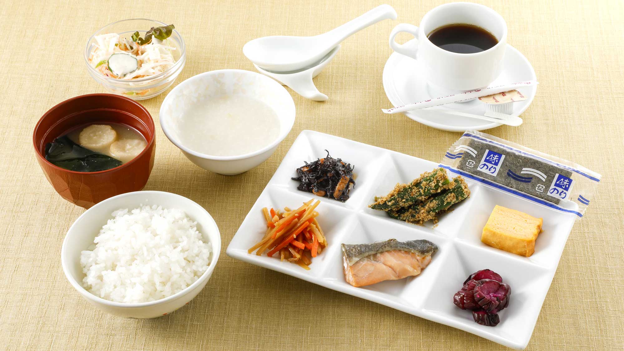 レストランにて日替わりの和定食をご用意。コーヒーのサービスもしております♪