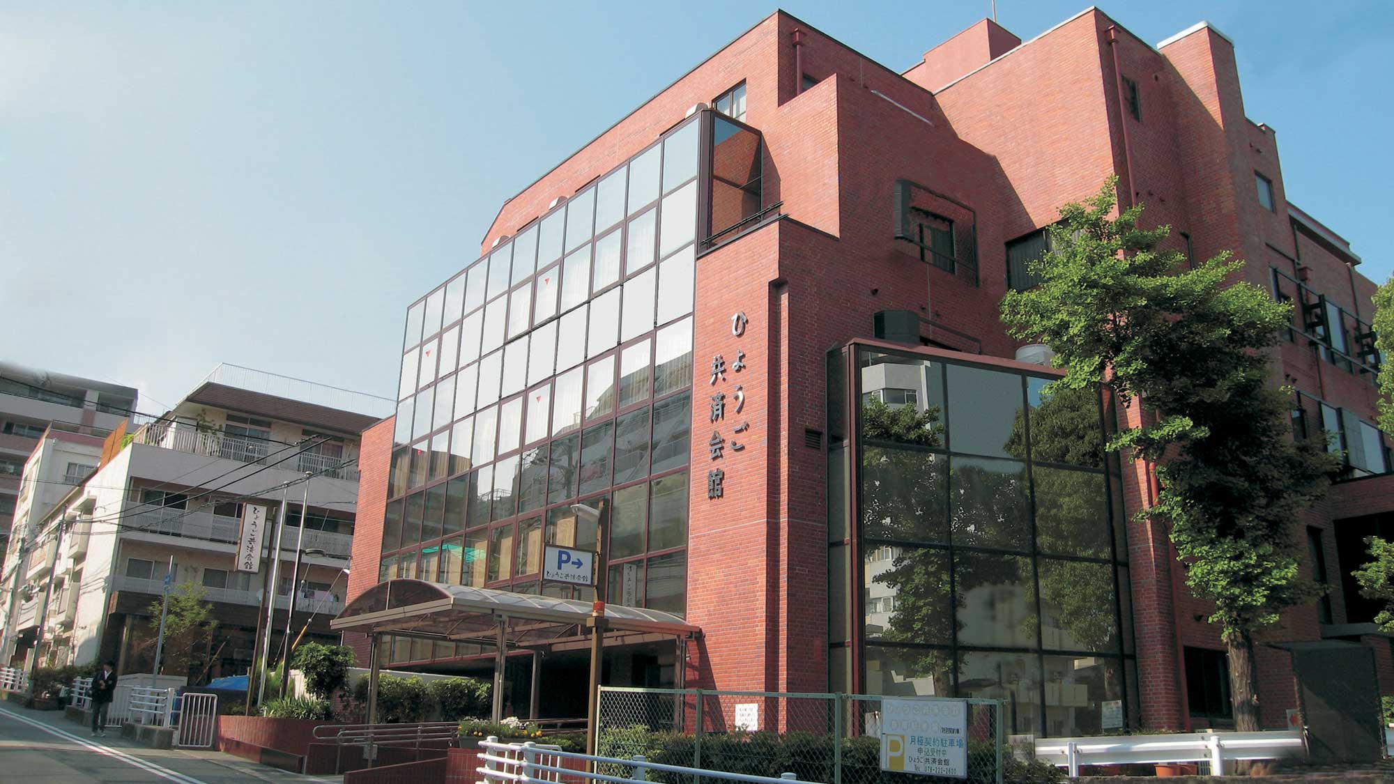元町駅から徒歩10分、新幹線・新神戸駅からは車で5分と好立地にあるシンプルで落ち着いた佇まい。神戸の中心地とは思えないほど静かな安らぎの空間が一日の疲れを癒します。